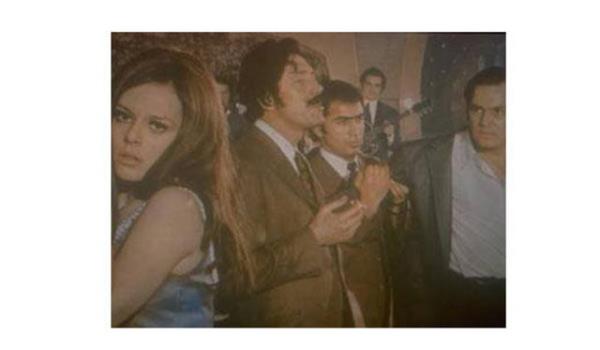  hayatlarndaki baarlarn zel hayatlarna tamay amalayan ve 1965 ylnda evlilik karar alan Ediz Hun - Hlya Koyiit ikilisinin ilikisi Koyiit`in annesinden onay grmedi. Dnemin nl ynetmenlerinden Temel Grsu katld `Arivlik Muhabbetler/Yeilam` Yaratanlara Sayg` gecesinde bu durumu `1965`te Hlya Koyiit ve Ediz Hun evlenmeye karar vermiti. Ancak Koyiit`in annesi bu evlilie onay vermedi`szleriyle zetledi.Bunun zerine Hun ve Koyiit yollarna sadece i arkada olarak devam etti.