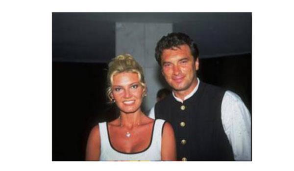 Bir ok nl ismin sunuculuk yapt program ilk olarak Tark Tarcan`n sunumu ile ekranlara geldi.