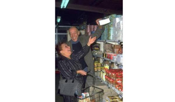 Efsane ikiliden Adile Nait 1987 ylnda hayata gzlerini yumdu, Mnir zkul ise zel bir hastanede tedavi altnda...