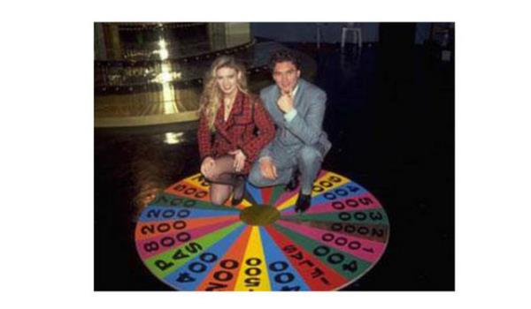 Trk televizyonlarnn en uzun soluklu yarmalarndan biri arkfelek. Bir ok nl ismin sunuculuk yapt program ilk olarak Tark Tarcan`n sunumu ile ekranlara geldi.