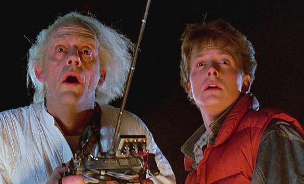 Bilim kurgu severlerin duvarlarna afilerini yaptrd Gelecee Dn, ocuklarnzla harika bir maceraya adm atmak isterseniz gzel bir seim olacaktr. 17 yandaki lise rencisi Marty McFly ve lgn bilim insan Emmett Brown'un maceralarn anlatan film 3 seriden oluuyor.