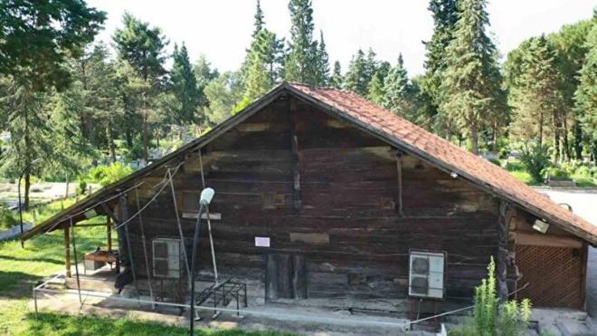 Mhendisler ve mimarlar inceledi    <br>  Asrlk caminin restore edileceini belirten cami imam Ahmet zkse, "Camimiz 2004 ylnda bir restorasyon grd. Biz 2015 ylnda bir restorasyon talebinde bulunduk. Bu yl Ramazan aynda ilgili kurumdan mimar ve mhendisler geldi. Burada 2 gnlk alma yaptlar. 4 ay ierisinde camide ok geni kapsaml bir restorasyon yaplacan ifade ettiler. Caminin bir bakmdan gemesi gerekiyor. u anda proje aamasndadr. Bizim, caminin asl neyse o ekilde yaplmasna dair yazl ifadelerimiz var. Onlara bunu syledik. Minarenin yaplmas talebinde bulunduk. Kaplar aslna uygun deil, hatta onlarn da aslna uygun getirilmesini ifade ettik" dedi.