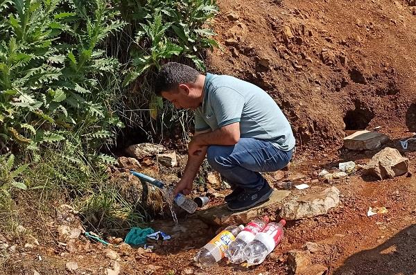 Bitlis'in Ahlat ilesinde kan doal maden suyu vatandalardan byk ilgi gryor. Ahlat ile merkezine 40 kilometre uzaklktaki Otluyaz ky Soaz mevkiinde kan doal maden suyu, yllardr vatandalar tarafndan ifa niyetine tketiliyor. 6-7 ayr kaynaktan kan ifal maden suyunun bata bbrek hastalklar olmak zere birok sindirim sistemi rahatszlna iyi geldiine inanlyor.