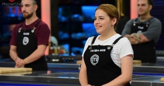 FATMA NUR UAR MASTERCHEF'TE NEDEN YOK?    Yarmada bulunan azmi ve son anlarda yetitirdii tabaklarla bilinen Fatma Nur Uar, getiimiz fragmanda gzkmemesi ile birlikte merak edilmeye baland.