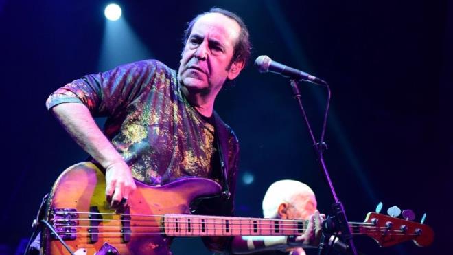 Koca yapt aklamada, "Sevgili zkan Uur'u kaybettik. Her kulak verene dost ve kayna gnl olagelen bu sesi unutmayacaz. ok zgnz. Kendisine Allah'tan rahmet, ailesine ve sevenlerine basal diliyorum" dedi.