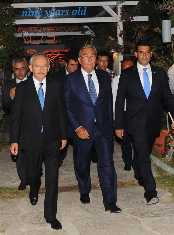 CHP Genel Bakan Kemal Kldarolu (solda) ve eski CHP Genel Bakan ve Antalya Milletvekili Deniz Baykal (ortada) Genel Bakan Yardmcs Blent Tezcan'n kz Ezgi Tezcan'n nikah treninde ahitlik yapt.