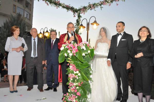 ileri Bakan Muammer Gler ile Aile ve Sosyal Politikalar Bakan Fatma ahin, Gaziantep Bykehir Belediye Bakan Asm Gzelbey'in kznn nikah trenine katld.