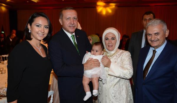 Babakan Recep Tayyip Erdoan ve ei Emine Erdoan, AK Parti stanbul Milletvekili Hakan kr'n olu mer kr'n snnet dnne katld. Dne Ulatrma, Denizcilik ve Haberleme Bakan Binali Yldrm, gelini ve torunuyla birlikte katld.