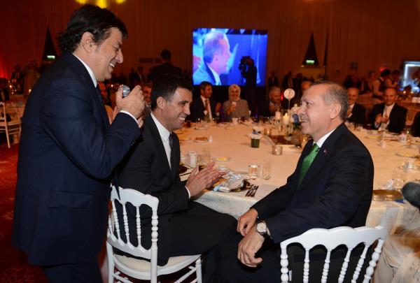 Babakan Recep Tayyip Erdoan, AK Parti stanbul Milletvekili Hakan kr'n olu mer kr'n snnet dnne katld. Sanat Cokun Sabah ve Babakan Erdoan, ''Beraber Yrdk Biz Bu Yollarda'' adl arky birlikte syledi.