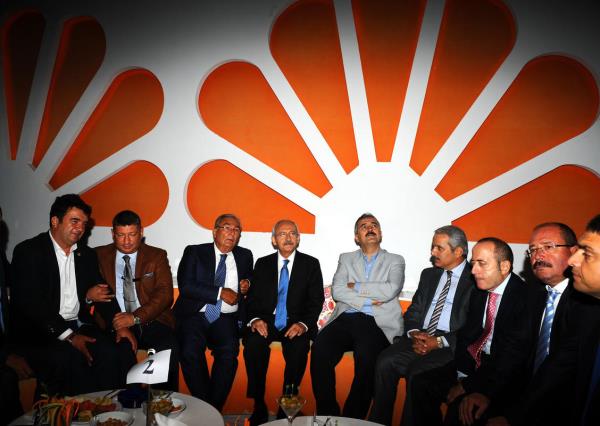 CHP Genel Bakan Kemal Kldarolu (sol 4) ve eski CHP Genel Bakan ve Antalya Milletvekili Deniz Baykal (sol 3), Genel Bakan Yardmcs Blent Tezcan'n kz Ezgi Tezcan'n nikah treninde ahitlik yapt.