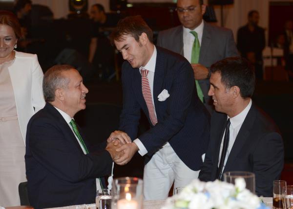 Babakan Recep Tayyip Erdoan, AK Parti stanbul Milletvekili Hakan kr'n olu mer kr'n snnet dnne katld. Sanat Mustafa Ceceli, Babakan Erdoan ile bir sre sohbet etti.