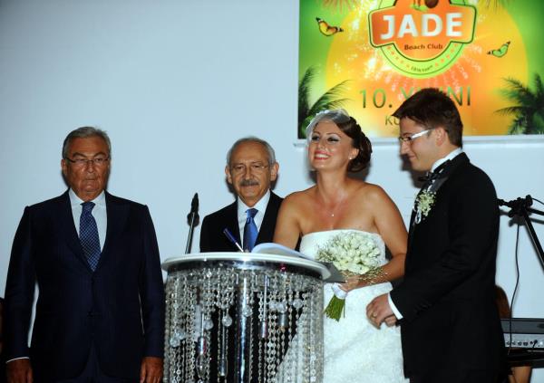 CHP Genel Bakan Kemal Kldarolu (sol 2) ve eski CHP Genel Bakan ve Antalya Milletvekili Deniz Baykal (solda), Genel Bakan Yardmcs Blent Tezcan'n kz Ezgi Tezcan'n nikah treninde ahitlik yapt.