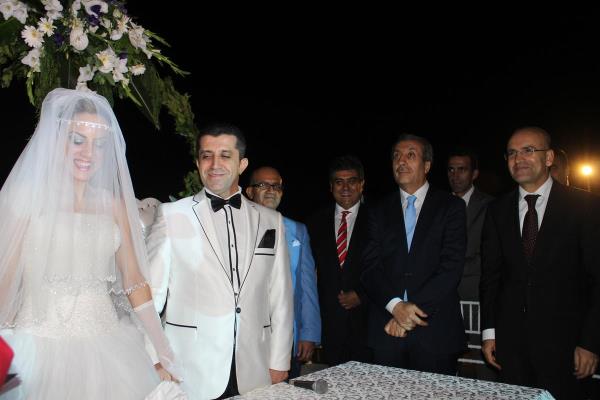 Gda, Tarm ve Hayvanclk Bakan Mehdi Eker ile Maliye Bakan Mehmet imek, Hali niversitesi Mtevelli Heyet Bakan Yardmcs Dr. Hamid Aydn'n nikahnda ahitlik yapt.     Bakan imek'in kuzeni olduu belirtilen Aydn ile ennur nal'n dn treni, Ataky Marina'daki Nossa Costa Restaurant'ta yapld.
