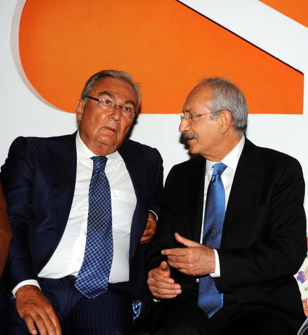 CHP Genel Bakan Kemal Kldarolu (sada) ve eski CHP Genel Bakan ve Antalya Milletvekili Deniz Baykal (solda), Genel Bakan Yardmcs Blent Tezcan'n kz Ezgi Tezcan'n nikah treninde ahitlik yapt.