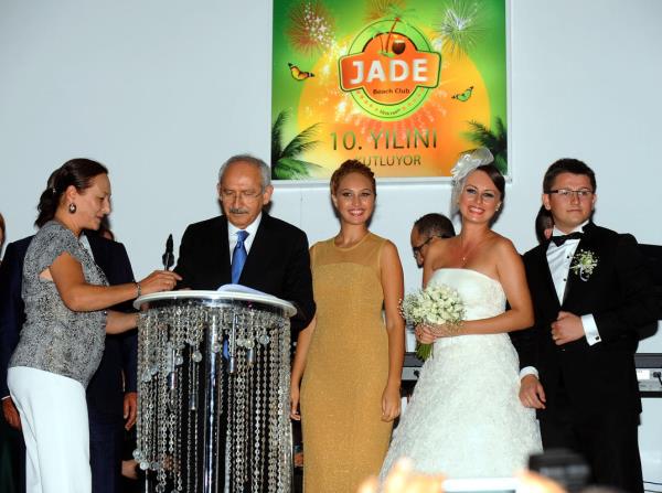 CHP Genel Bakan Kemal Kldarolu (sol 2) ve eski CHP Genel Bakan ve Antalya Milletvekili Deniz Baykal, Genel Bakan Yardmcs Blent Tezcan'n kz Ezgi Tezcan'n nikah treninde ahitlik yapt.