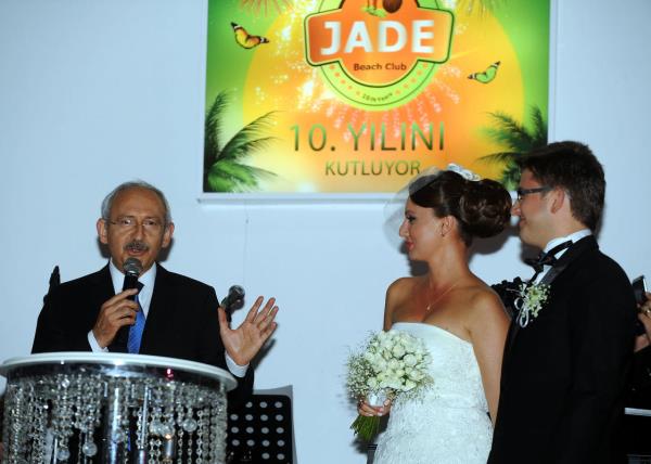 CHP Genel Bakan Kemal Kldarolu ve eski CHP Genel Bakan ve Antalya Milletvekili Deniz Baykal, Blent Tezcan'n kz Ezgi Tezcan'n nikah treninde ahitlik yapt.