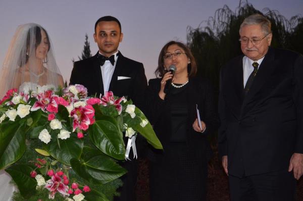 Bykehir Belediye Bakan Gzelbey, Polis Evi'nde  gerekleen nikah treninde kz Gonca ve Koray Aksoy iftinin nikahn kyd. Gonca ve Koray Aksoy'un ahitliini Bakanlar Muammer Gler ve Fatma ahin yapt. ahin, evlilik czdann gelin Gonca'ya verdi. Trene, AK Parti Genel Bakan yardmclar Hseyin elik ve Menderes Trel, Kayseri Bykehir Belediye Bakan Mehmet zhaseki, eski bakanlardan Hasan Celal Gzel ile ok sayda davetli katld.