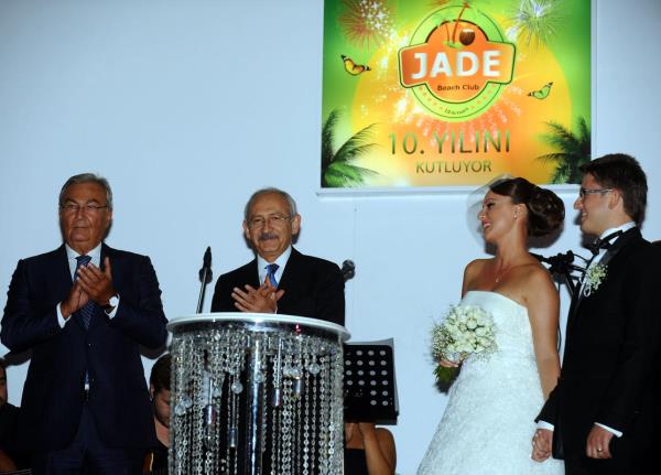 CHP Genel Bakan Kemal Kldarolu (sol 2) ve eski CHP Genel Bakan ve Antalya Milletvekili Deniz Baykal (solda), Genel Bakan Yardmcs Blent Tezcan'n kz Ezgi Tezcan'n nikah treninde ahitlik yapt.