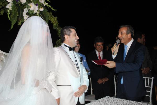 Beyolu Belediye Bakan Ahmet Misbah Demircan'n kyd nikahta, Aydn'n nikah ahitliini Bakan Eker ile damadn aabeyi, Kamu hale Kurumu Bakan Yardmcs Mehmet Aydn, nal'n nikah ahitliini ise Bakan imek, ressam Ahmet Gnetekin ve Ahmet ztrk yapt. Sanat Ylmaz Erdoan ise ge katld iin nikah treninde ahitlik yapamad.