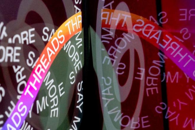 KULLANICILAR TWITTER'DA KALACAK MI?    Ancak, Threads?in ne kadar kar edecei, platformun gelecek aylardaki durumana bal olacak. Musk, Threads?e Twitter? taklit ettii gerekesiyle dava aacan duyurdu.    Ancak Insider Intelligence analisti Jasmine Enberg, Twitter'dan duyulan hayal krklnn pek ok insan bir alternatife ynlendirdiini ve Meta'nn Twitter'dan "daha akl banda, daha nazik bir yer" vaadinin kullanclar buraya getiini syledi. Enberg?e ise Threads?in baarsi Twitter'n gl kullanclarn ya da ilk etapta uygulamaya hi kaydolmam kiileri kazanmasna bal olacak.