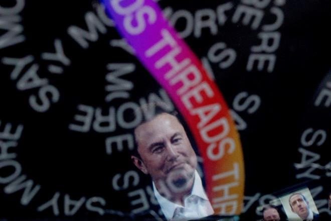 Zuckerberg, konuya ilikin yapt aklamada, "Yaklammz dier tm rnlerimizle ayn olacak: nce rnn iyi almasn salamak, ardndan 1 milyar kiiye ulama yolunda ilerleyip ilerleyemeyeceimize bakmak ve ancak o noktada para kazanmay dnmek." ifadelerini kulland.