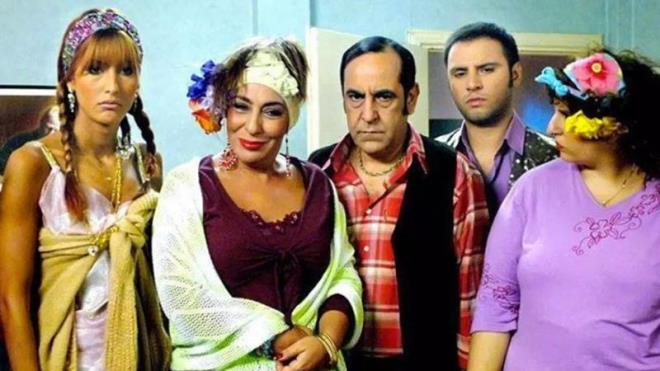 Alian, ala kel ve Melek Baykal zkan Uur'un Cennet Mahallesi'ndeki bir veda sahnesini paylarken dizideki tm oyuncular sanatnn karakterinin gzelliine dikkat ekip sevgilerini ifade ettiler.