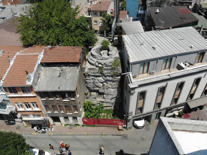 Fatih ilesine bal Haseki?de bulunan Arkadios Stunu, 1602 yl nce bugn Dou Roma mparatoru Arkadios dneminde isyann bastrlmas zerine zaferi talandrmak zere yapm tamamlanarak resmi trenle ald.