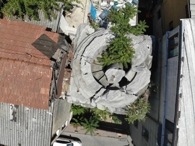 ki bina arasnda skm halde olan ve yer yer atlaklar bulunan stunun zerinde dnemin nemli olaylarnn anlatld kabartmalar yer alyor.