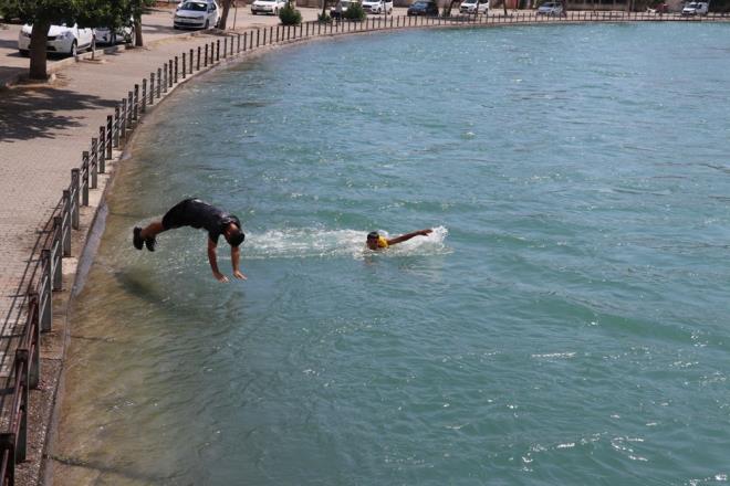 Adana'da scak hava dolaysyla su kanallarna girildiine ahit olduklarn ifade eden Kocatepe, "Suya yetikinler giriyor, kanala atlyorlar, ardndan video yapyor, TikTok'ta yaynlyor. Bunu gren ocuklar da heyecanlanarak kanala atlamaya alyor, video ekiyorlar. Byklerden grerek kanaln en dibine ulamaya alyorlar. Byklerimizden video ekmemelerini rica ediyorum." diye konutu.