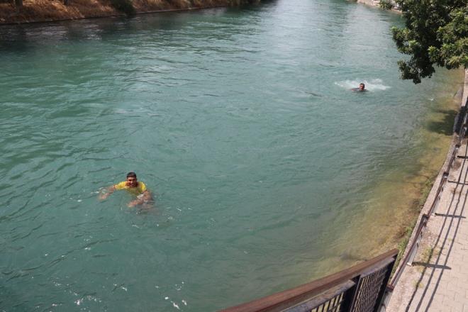 ?KMSE SULAMA KANALLARINA GRMESN?    Merkez Yreir ilesi Levent Mahallesi'nde sulama kanal civarnda karpuz satan Ekrem Kocatepe, yllardr bu blgede ok sayda boulma olayna ahit olduunu syledi.