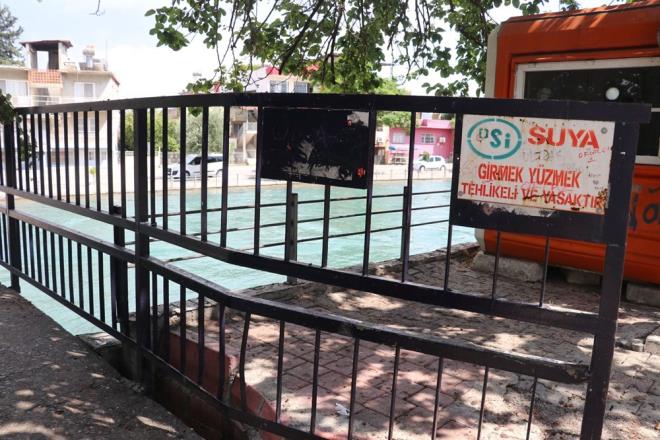 Tarmsal sulama iin yaplan ancak yaz aylarnn gelmesiyle tehlikeli ve yasak olmasna ramen uyarlara aldr etmeyenlerin yzd sulama kanallarnda zaman zaman boulma vakalar yaanyor.    Baz kiiler, girilmesi yasak olduu iin evresi demir korkuluklarla evrilen kanallarda eitli nlem ve denetimlere ramen yzyor, kimileri ise yzme anlarn sosyal medyada paylayor.