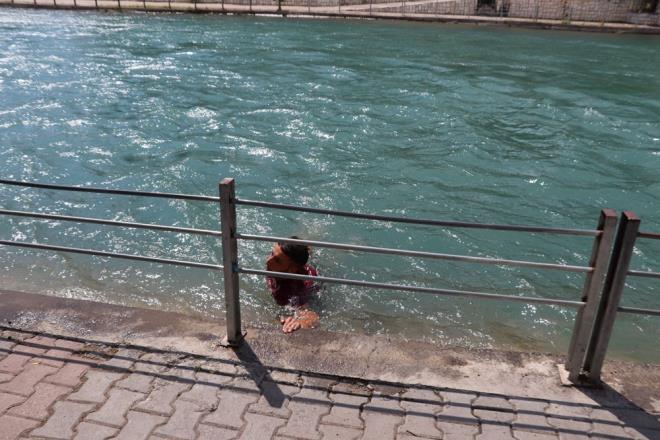 Kocatepe, bu videolarla ocuklara kt rnek olunmamasn istedi.    Ayn mahallede esnaflk yapan Avni Gner de 6 yl nce boulmak zere olan bir kiiyi kurtardn syledi.