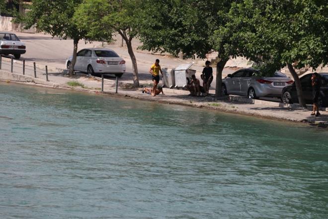 Adana'da vatandalar, sulama kanallarndaki yzme anlarn sosyal medyada paylaanlara "genleri ve ocuklar tehlikeli sularda yzmeye zendirdii" gerekesiyle tepki gsterdi.
