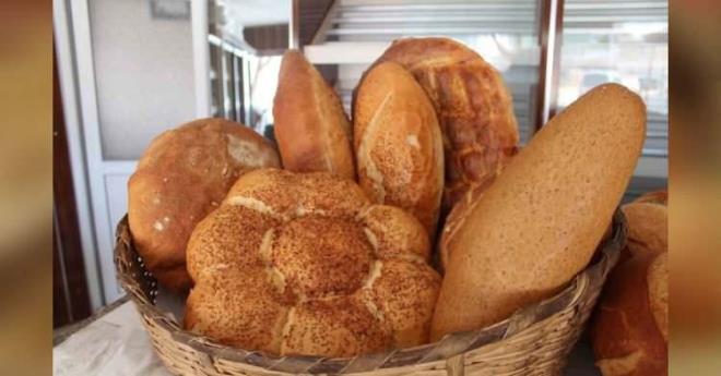 ?Molekller kristalize olursa ne olur ki?? diyenler iin hemen aklayalm: Su moleklleri ekmei yava yava terk ediyor ve karbonhidrat moleklleri bir bana kalyor. te bu durum da bize, ok daha hzl bayatlam, o ilk alndndaki lezzetini kaybetmi ekmekler olarak geri dnyor.