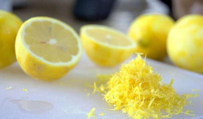 LMONU DONDURUN VE RENDELEYN!  &#8203;  Bir limonu gzelce ykayn. Ardnda buzlua koyun ve bir gece bekletin ertesi gn limonu kabuuyla birlikte rendeleyin.