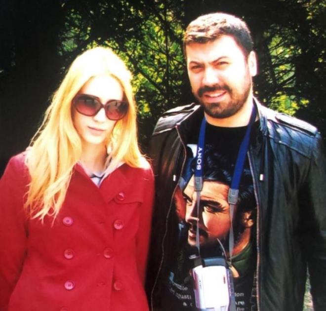 Eser Yenenler, Ouzhan Ko, brahim Bykak, Bra Pekin, Aya Erturan ve Ersin Korkut gibi isimlerle birlikte ok Gzel Hareketler Bunlar'n ilk kuanda rol alan oyuncu Zeynep Koak, uzun zamandr ekranlardan uzakta bir yaant srdryor.