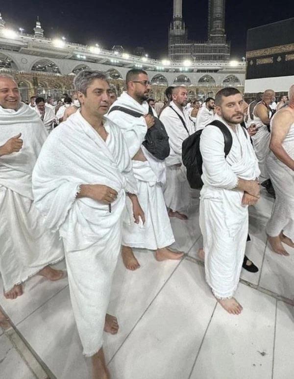 Kurtlar Vadisi dizisinde canlandrd Polat Alemdar karakteriyle hafzalara kaznan Necati amaz son haliyle sosyal medyay sallad. Eiyle olayl boanmas, "Ben seilmi insanm, Mehdiyim" tartmalarnn ardndan  Sarallar etesi tarafndan adr mahkemesinde yargland iddialaryla gndemden dmeyen Necati amaz, sessiz sedasz hacca gitmi.