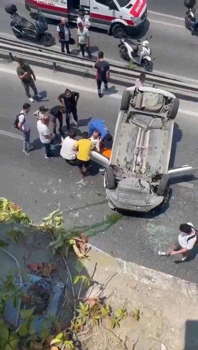 Mevlana Caddesi'nde otomobiliyle seyir halindeki src Bnyamin D., henz belirlenemeyen nedenle aracnn direksiyon hakimiyetini kaybetti.