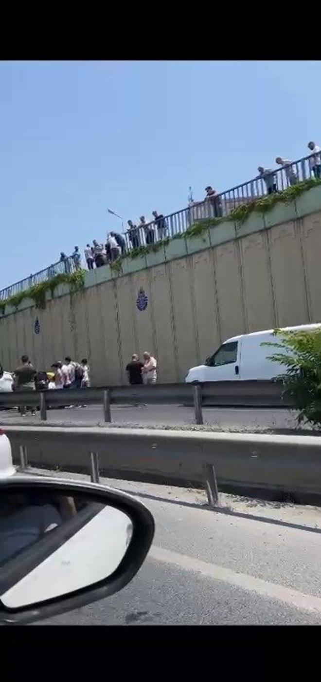 Polisin gvenlik nlemi ald kaza nedeniyle Topkap istikametinde yan yol trafie kapand. Aracn olay yerinden kaldrlmasyla trafik ak normale dnd.