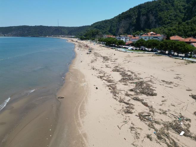 Sel sonras Karadeniz renk deitirdi - 5    Bartn Irmann Karadeniz?e dkld Boaz mevkiinde ise deniz yzeyi amur rengini ald. amurlu suyun deniz yzeyinin byk bir blmn kaplad grld.    Denizden dalgalarla kyya vuran odun ve eitli atk malzemeler ise 3 kilometre uzunlua sahip nkumu plajnda kirlilie neden oldu.