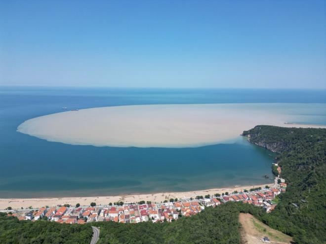 Hafta sonu Bat Karadeniz blgesinde etkili olan iddetli ya Bartn?da da taknlara neden oldu.