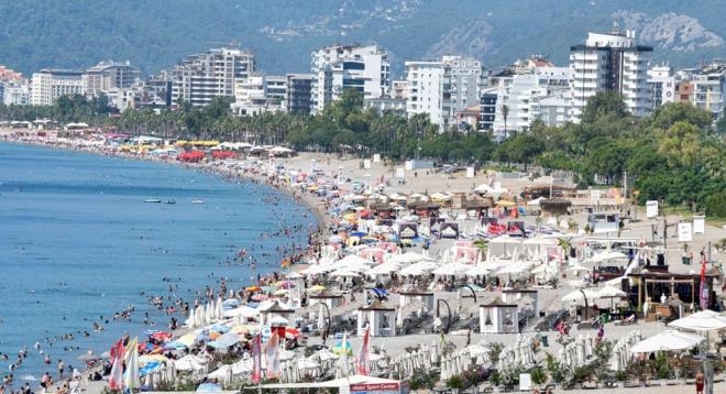 Serinlemek iin denize gidenler, Konyaalt Sahili'nde younluk oluturdu.