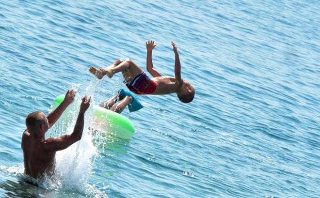 Kuzeyden esen rzgarn etkisiyle nemin yzde 4'e dt kentte, scak hava bunaltt.