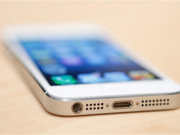 8 megapiksel kameraya sahip olan iPhone 5'in LED flash ve otomatik odaklanma zellikleri daha da gelitirilmi durumda.