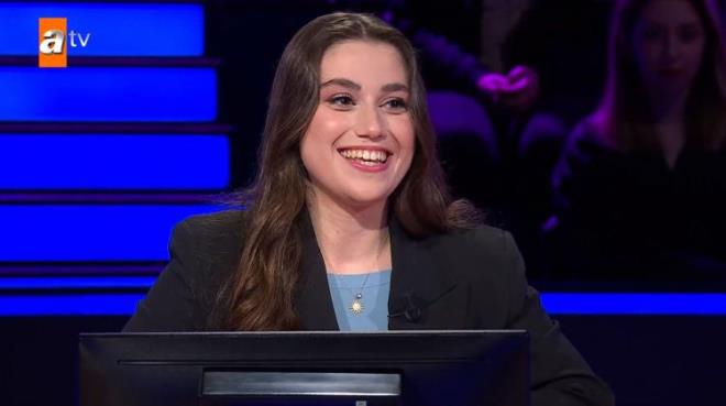 Aslen Trabzonlu olan 21 yandaki yarmac, stanbul Bilgi niversitesi'nde tam burslu olarak psikoloji eitimi aldn anlatarak yarmaya hzl bir giri yapt.