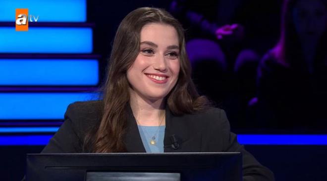 talyanca, Almanca ve ngilizce bildiini dile getiren Kara, piyano da aldn szlerine ekledi.