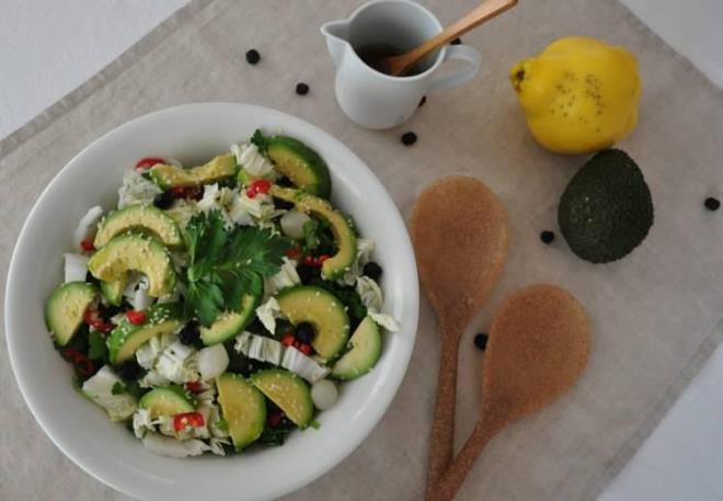 AVOKADO    Nutrients dergisindeki bu yayna gre, dzenli olarak avokado da dahil olmak zere meyve ve sebze tketen kadnlar, bu yiyecekleri yemeyenlere gre drt yllk bir sre iinde daha fazla kilo verdii tespit edildi