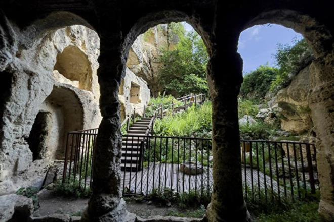 Samanda lesine 5 kilometre uzaklkta olan Titus Tneli'ne Samanda'dan hareket eden servislerle gidilebilir. zel arala gidenler yn tabelalarn takip ederek ulaabilirler. Ayn zamanda nemli bir antik liman kenti olan Seleucia Pieria da grlebilir.