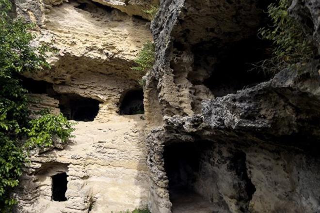 Tnelin deniz tarafndaki giriine gre sa tarafta 100 metre kadar uzaklkta bulunan Beikli Maara, kaya mezarlarnn en geni ve en nllerinden olup, ierisinde blmler halinde on iki mezar vardr. Mezarlar birbirlerinden duvarlar ile ayrlmtr.