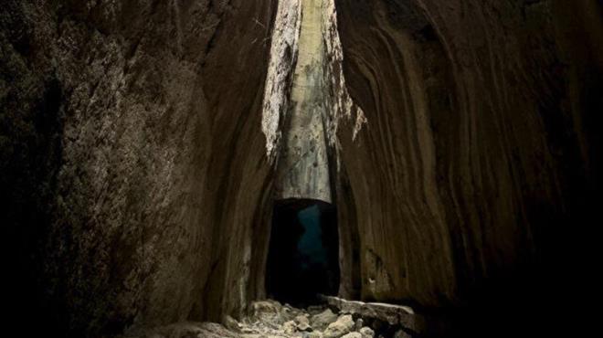 Hatay'n Samanda ilesinde Roma dneminde esirlere yaptrlan Titus Tneli ve yaknndaki Beikli Maara, FPV dronla grntlendi.